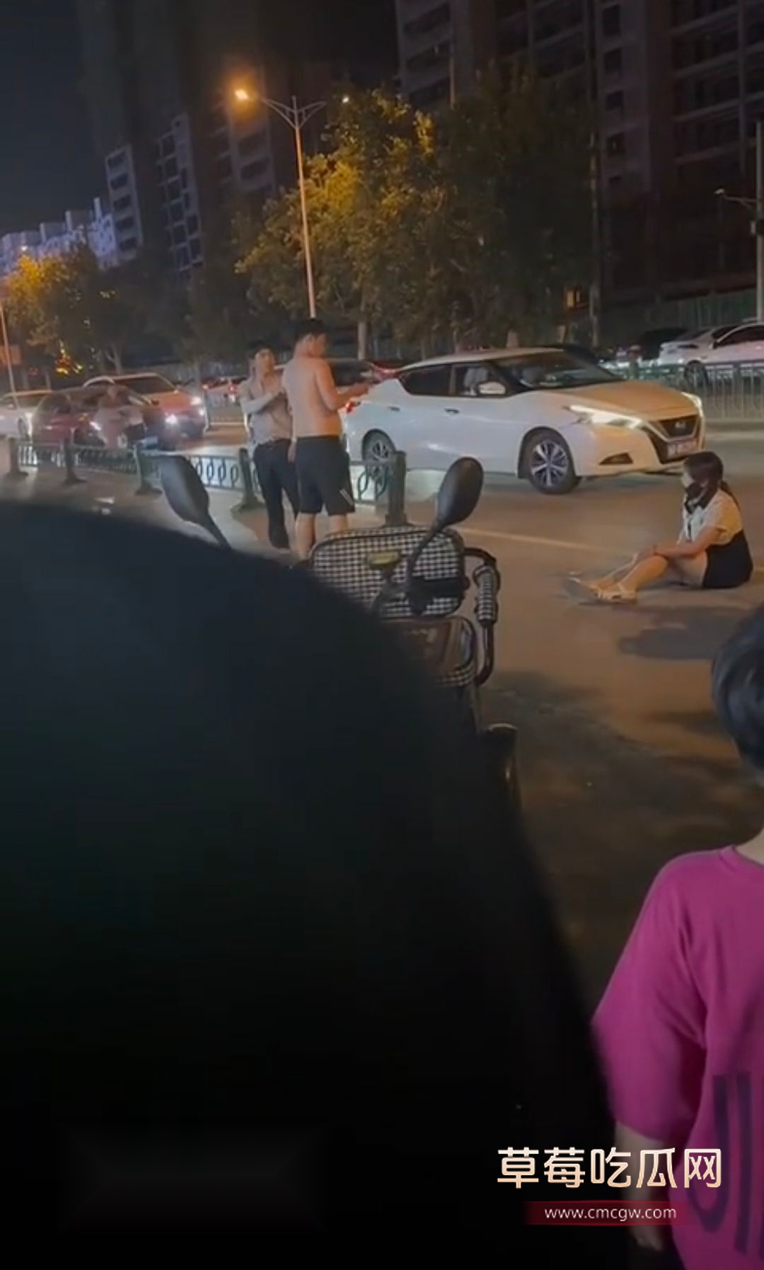 大孝子死抓住妈妈出轨对象替父亲出气3