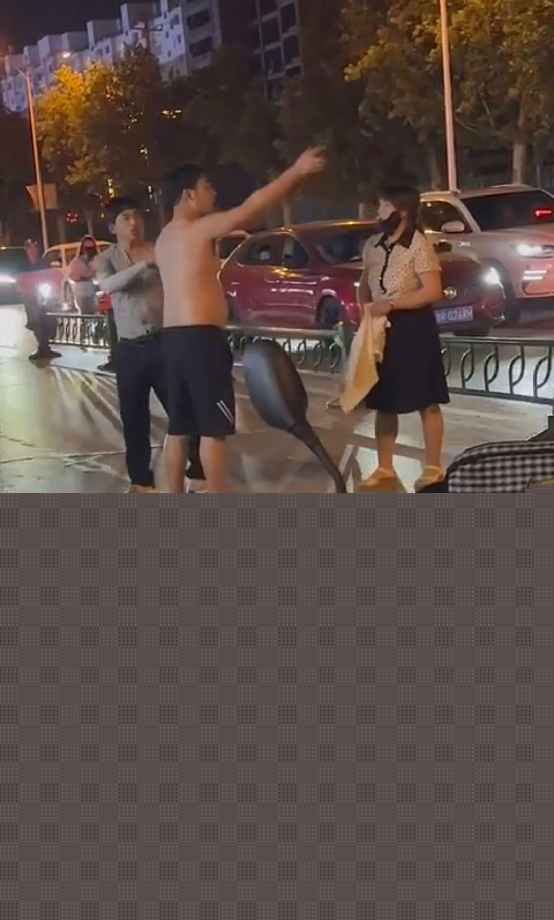 大孝子死抓住妈妈出轨对象替父亲出气4