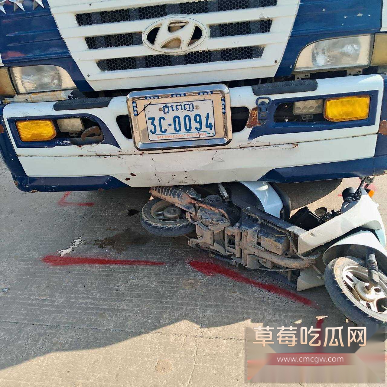 柬埔寨精神小伙飙车撞上大货车直接两半 6