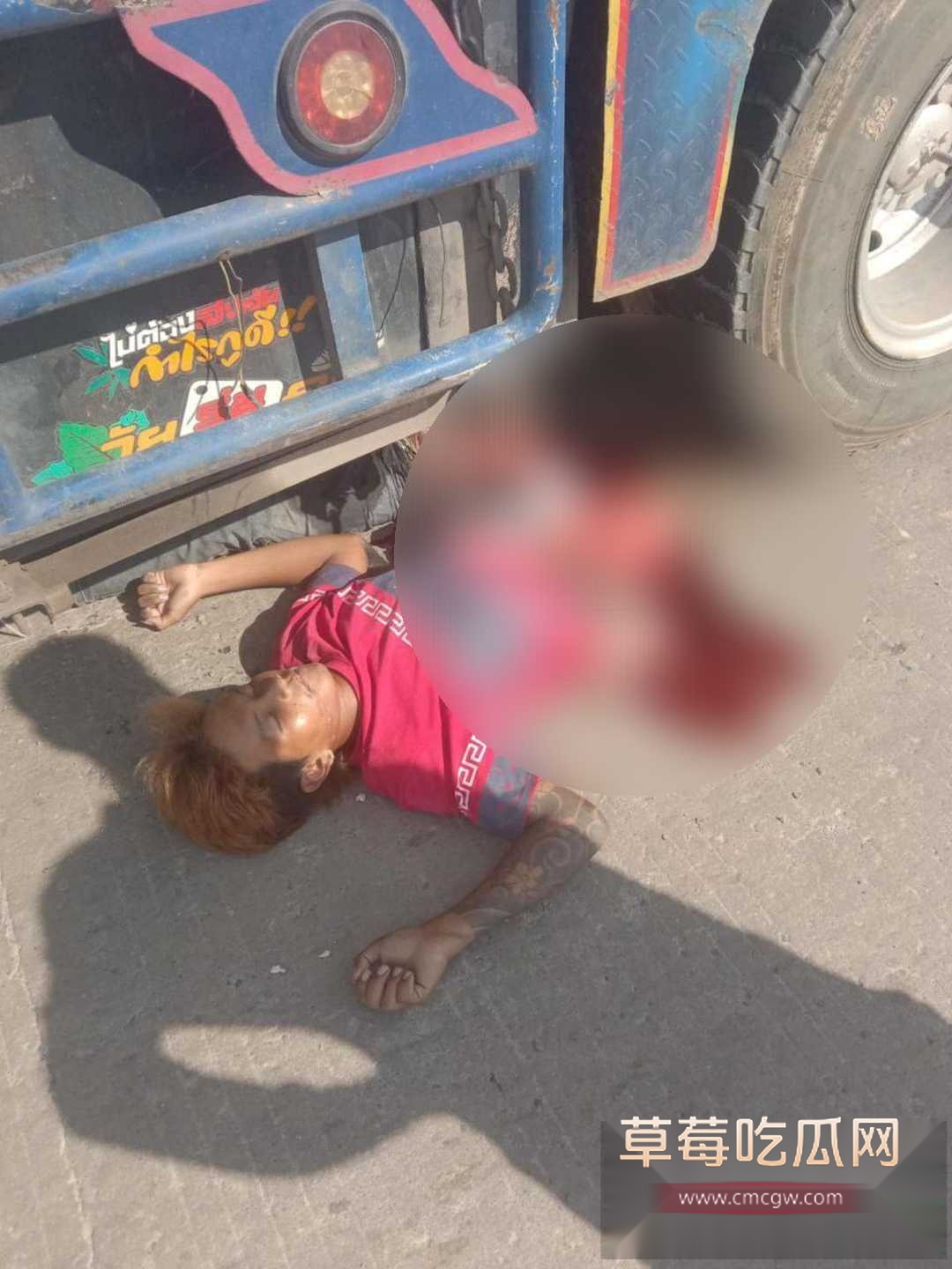 柬埔寨精神小伙飙车撞上大货车直接两半 2