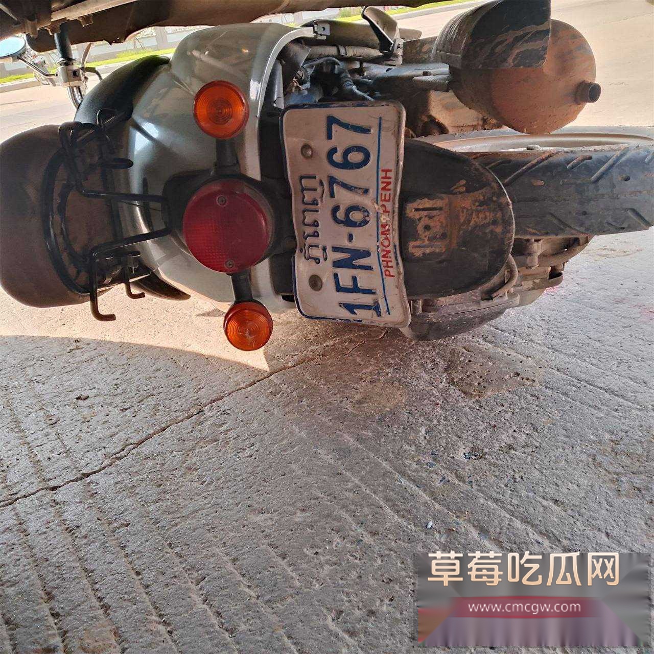 柬埔寨精神小伙飙车撞上大货车直接两半 3