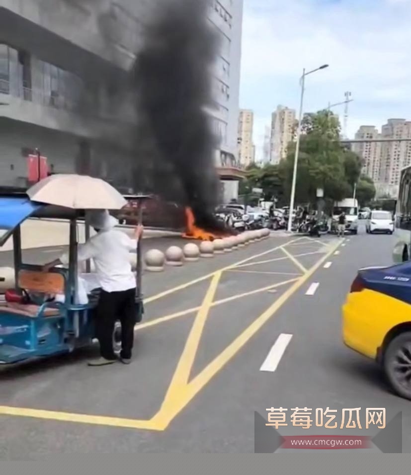 市政中心门前自焚 2