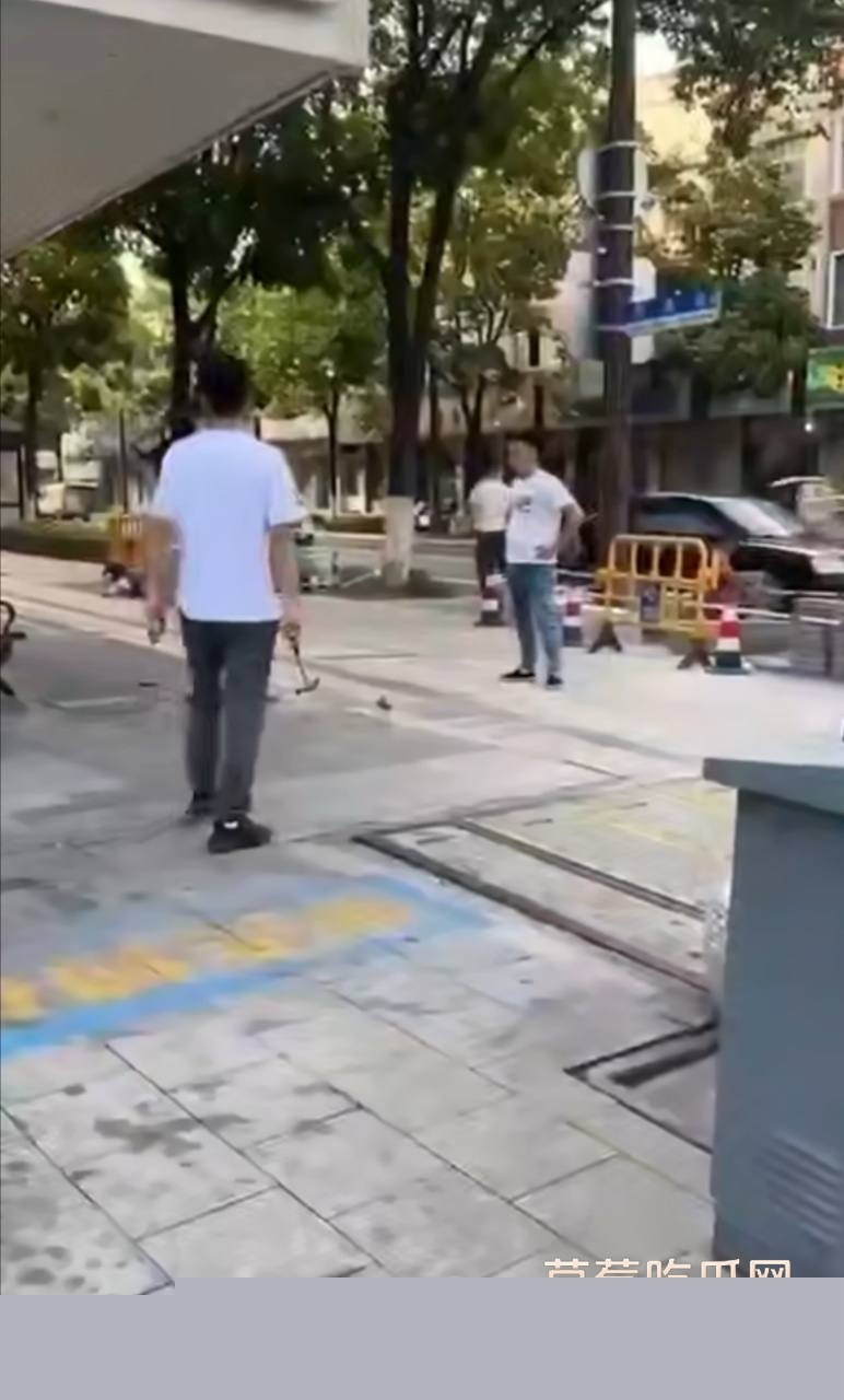 浙江嘉兴斜西街多人街头持械斗殴 8 浙江嘉兴斜西街多人街头持械斗殴 8