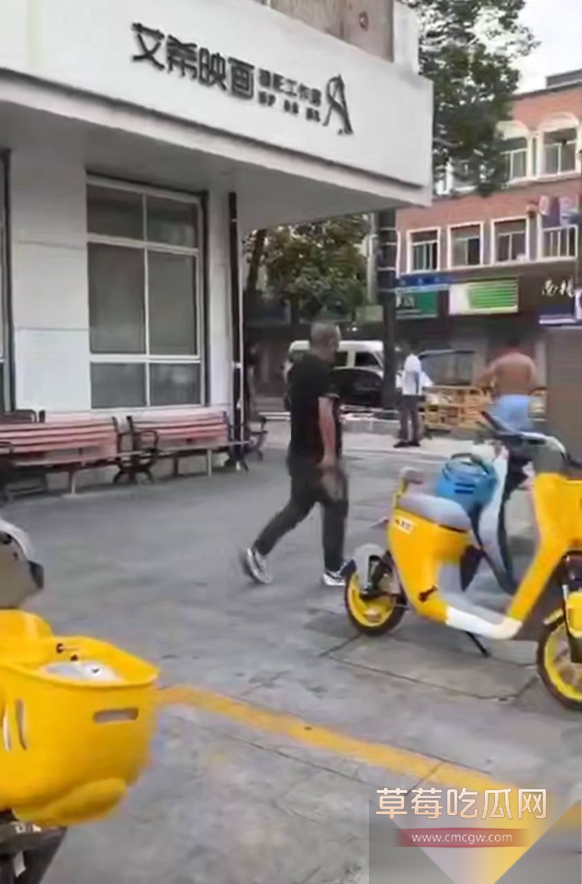 浙江嘉兴斜西街多人街头持械斗殴 10 浙江嘉兴斜西街多人街头持械斗殴 10