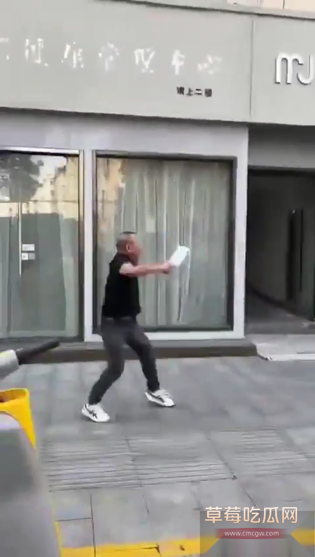 浙江嘉兴斜西街多人街头持械斗殴 3 浙江嘉兴斜西街多人街头持械斗殴 3