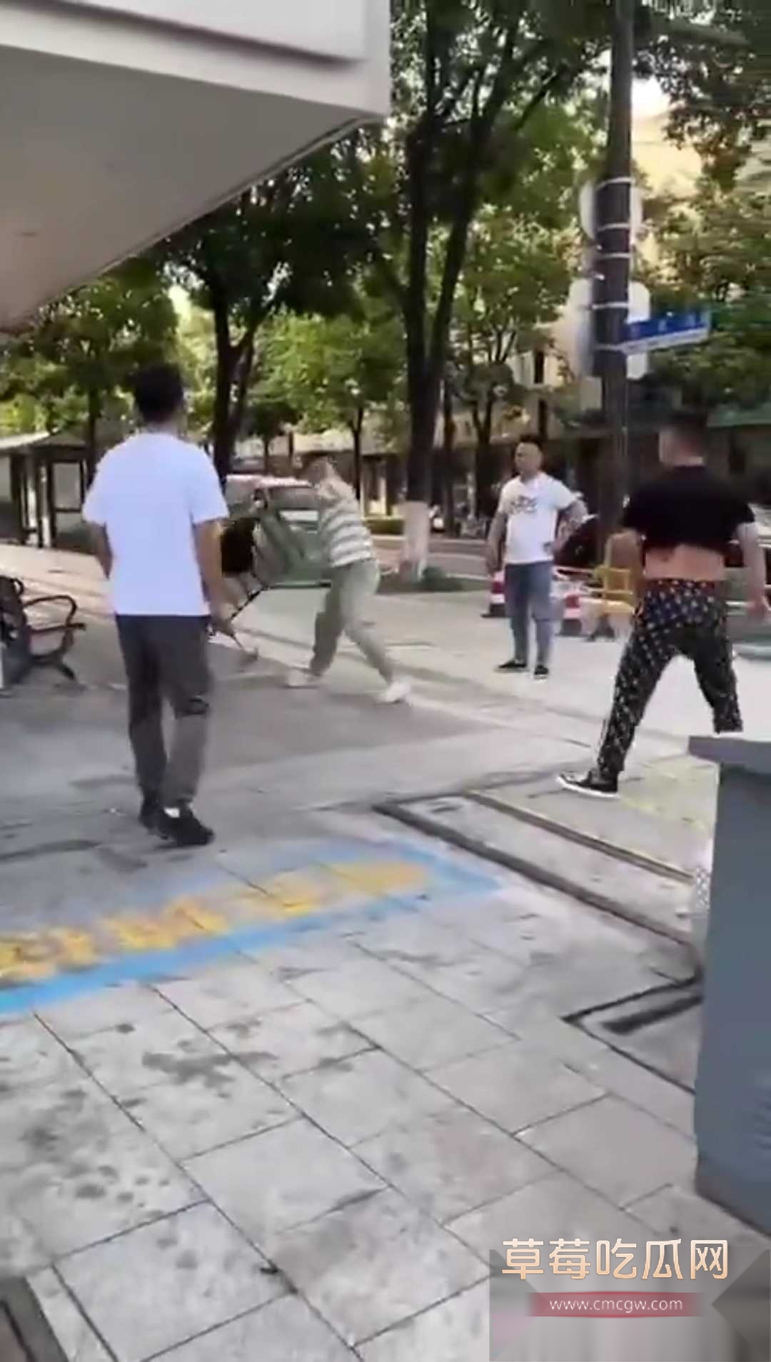 浙江嘉兴斜西街多人街头持械斗殴 2 浙江嘉兴斜西街多人街头持械斗殴 2