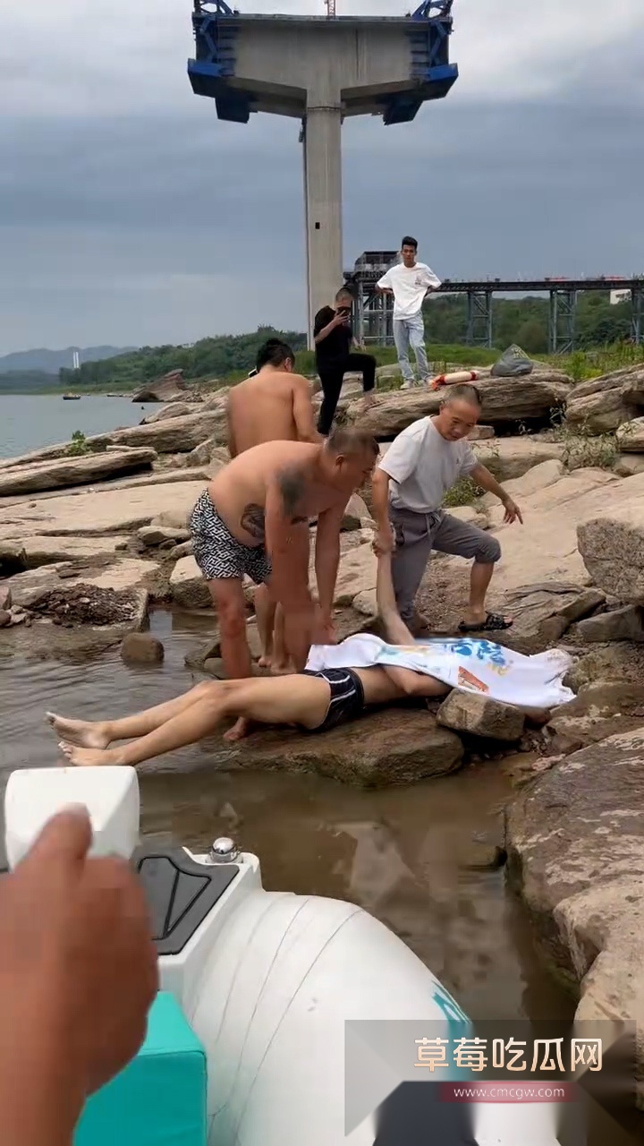 较场尾惊现浮尸 1