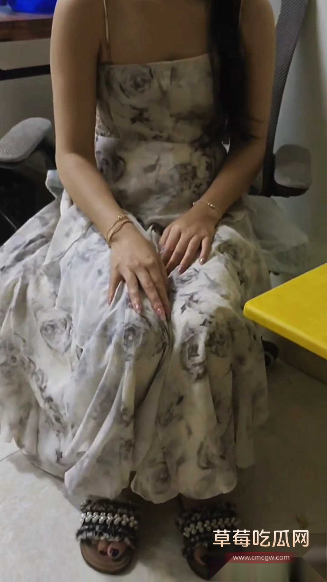 偷看表妹洗澡被她发现 1 偷看表妹洗澡被她发现 1