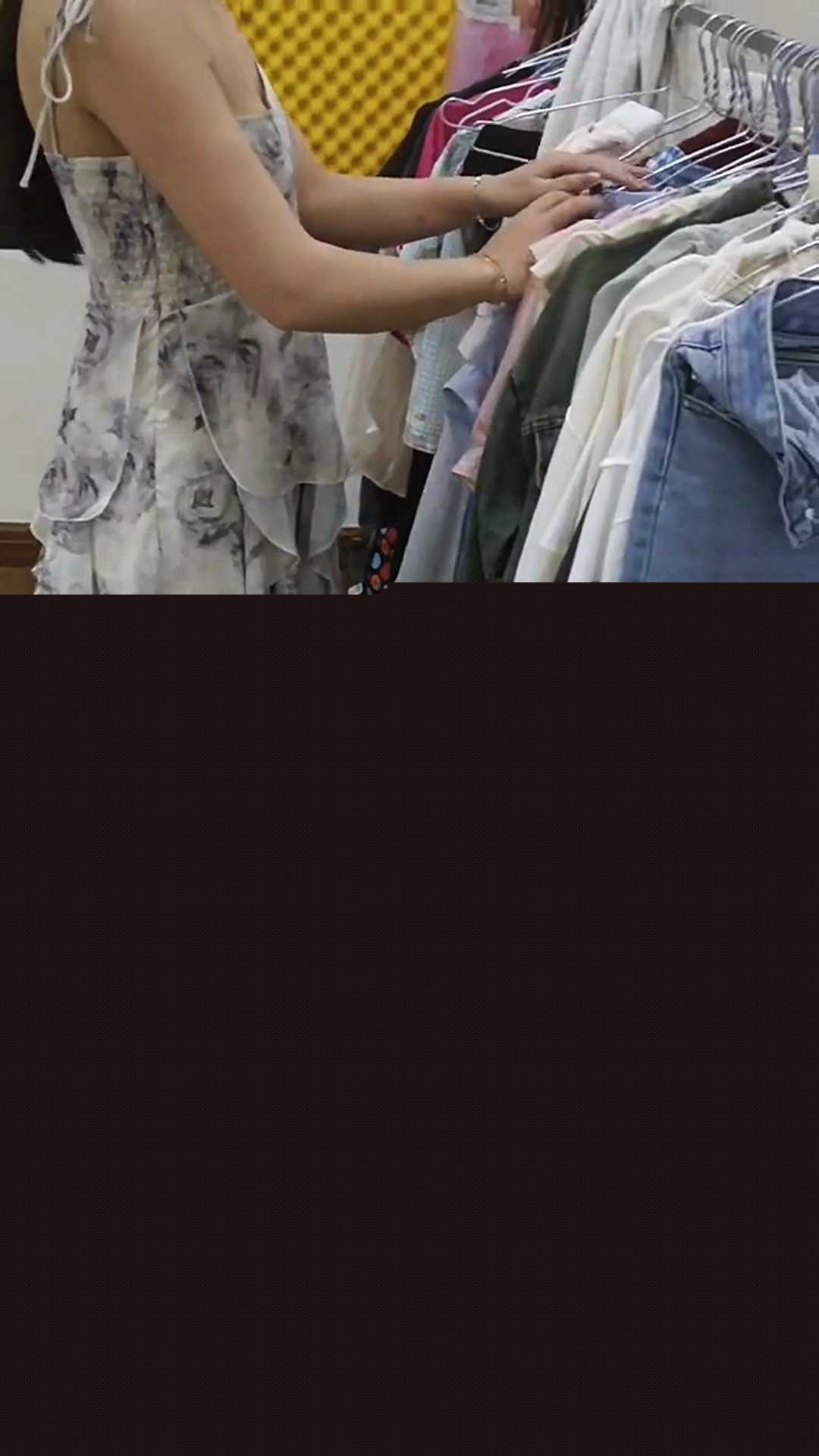 偷看表妹洗澡被她发现 3 偷看表妹洗澡被她发现 3