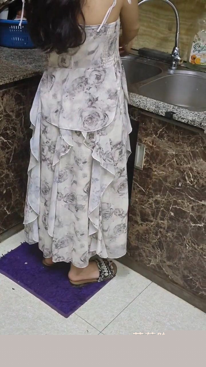 偷看表妹洗澡被她发现 11 偷看表妹洗澡被她发现 11