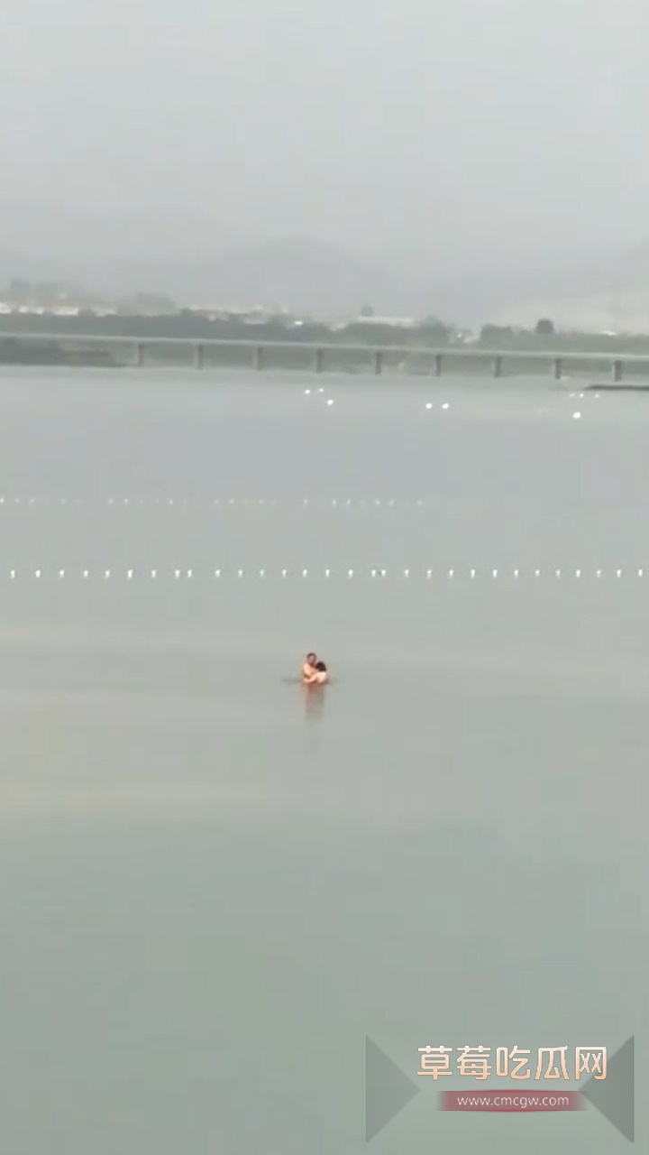 情侣海中激战 4