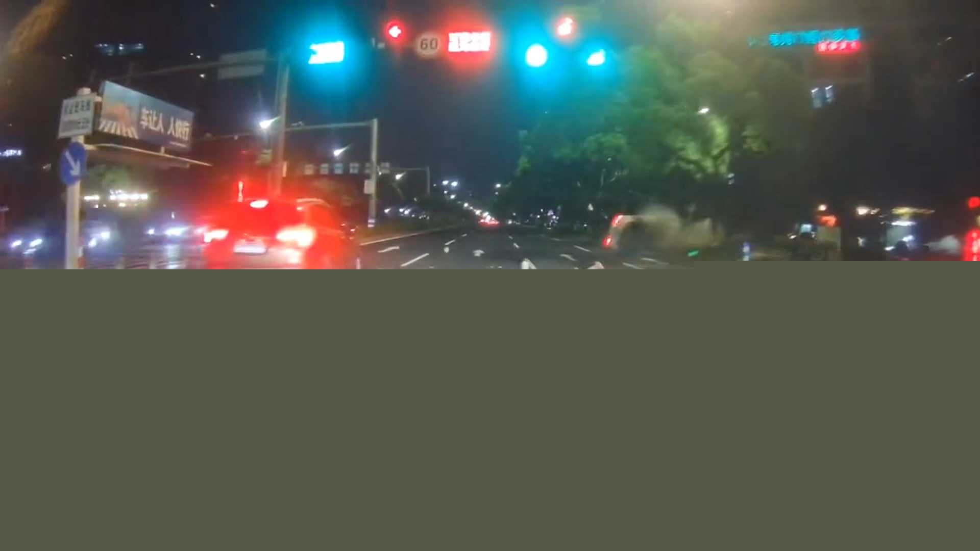 电动车与轿车相撞 5 电动车与轿车相撞 5