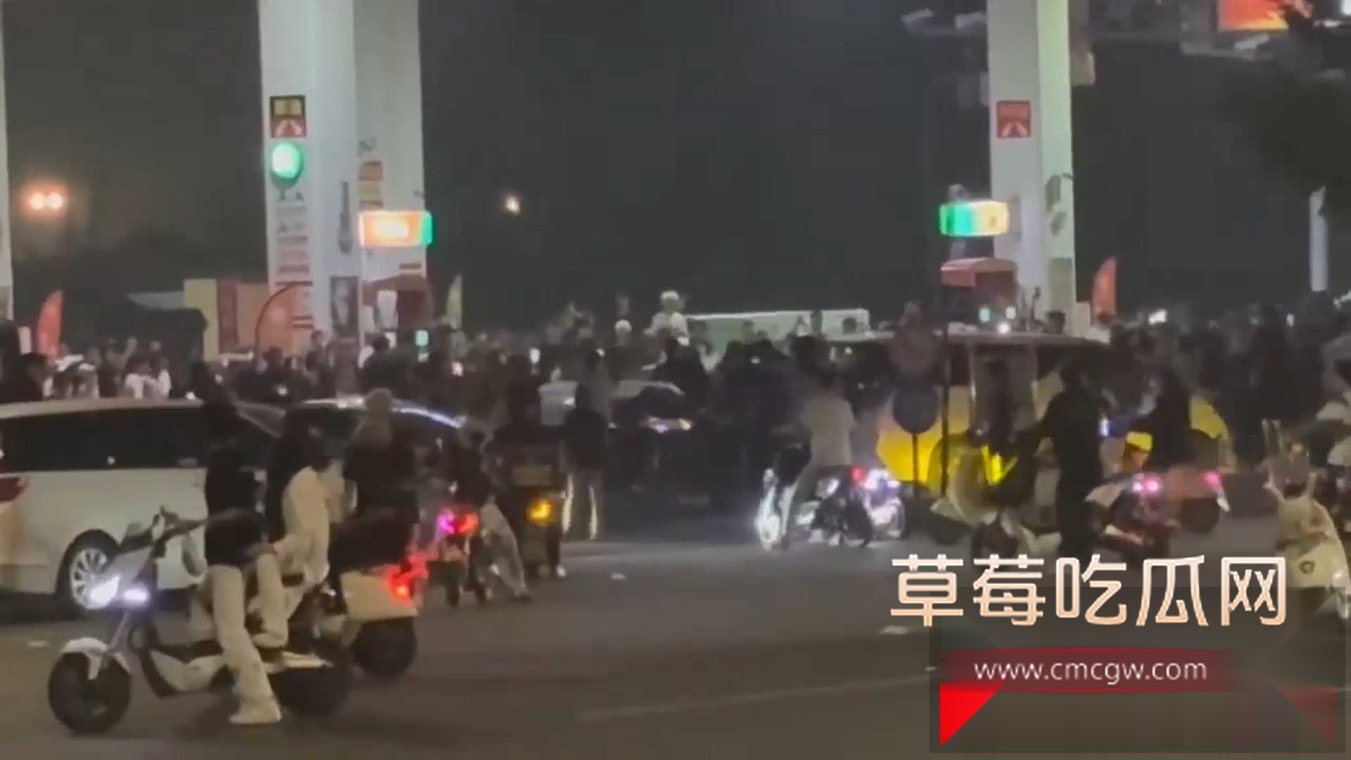 数十人持械精神小伙砸车 1