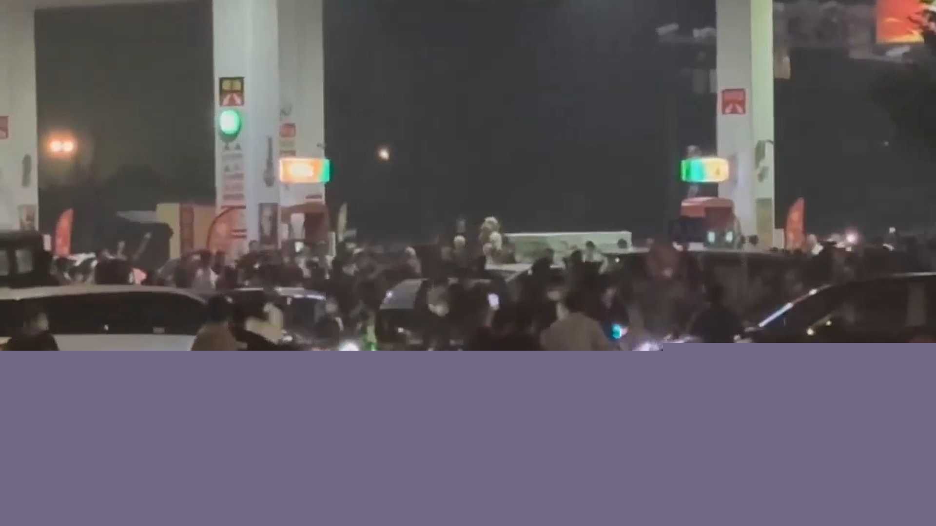 数十人持械精神小伙砸车 2