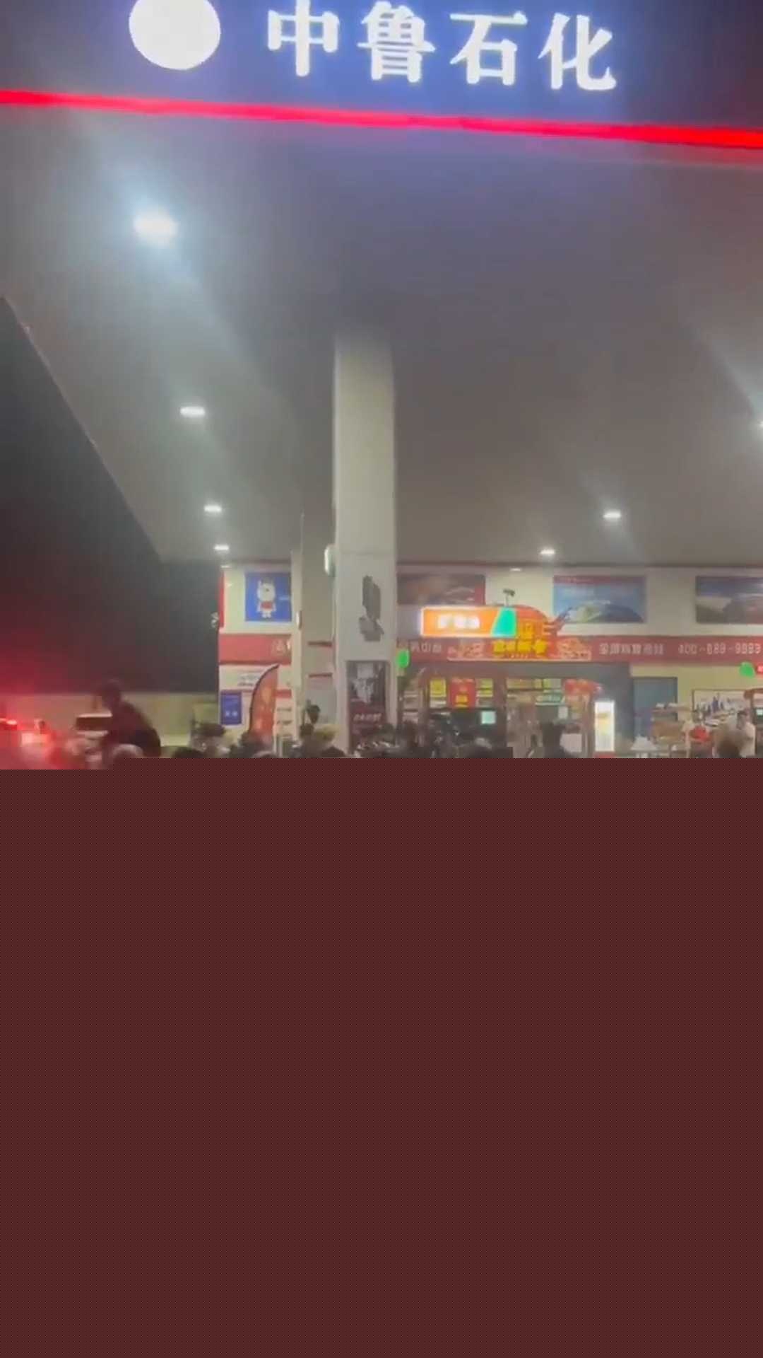 数十人持械精神小伙砸车 3