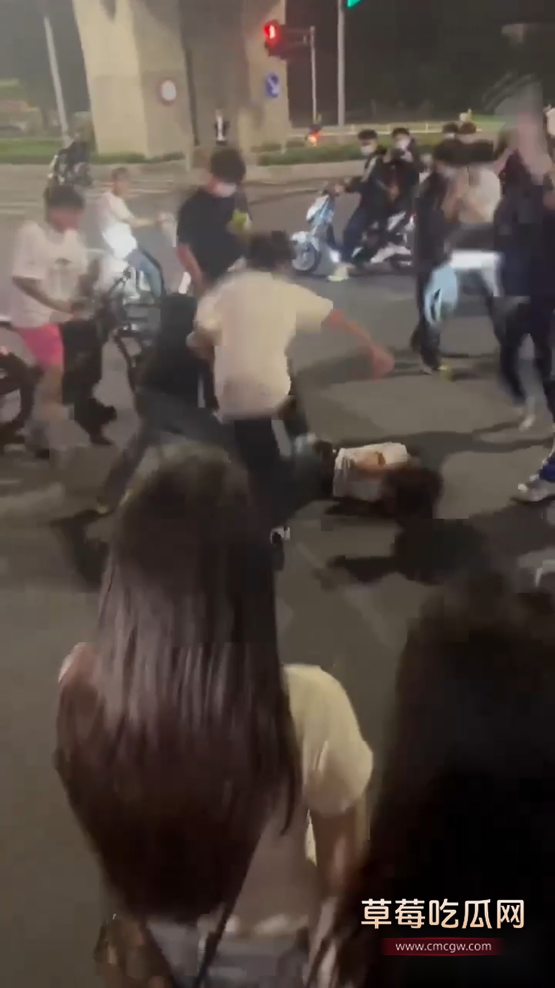 数十人持械精神小伙砸车 4