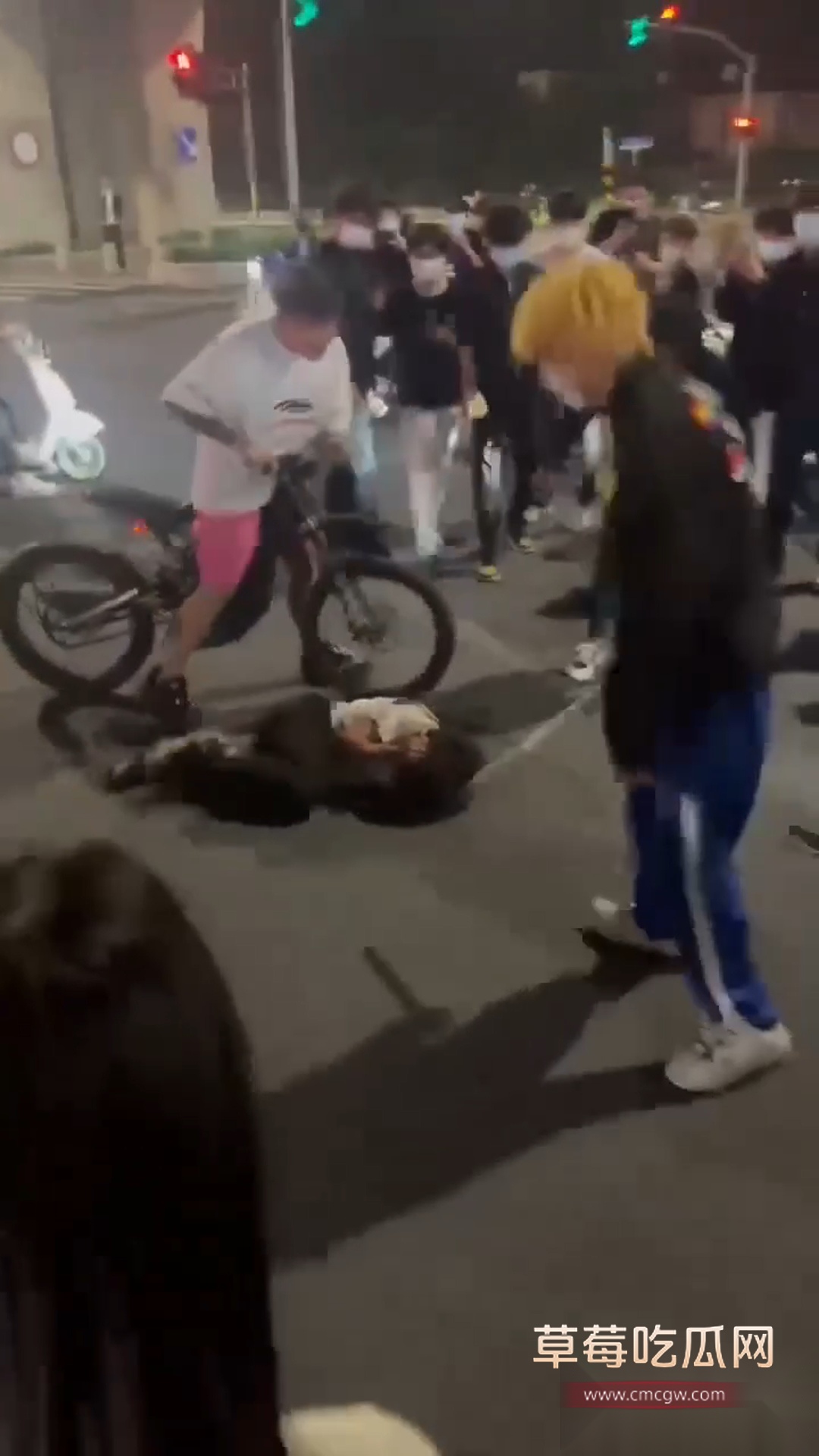 数十人持械精神小伙砸车 5