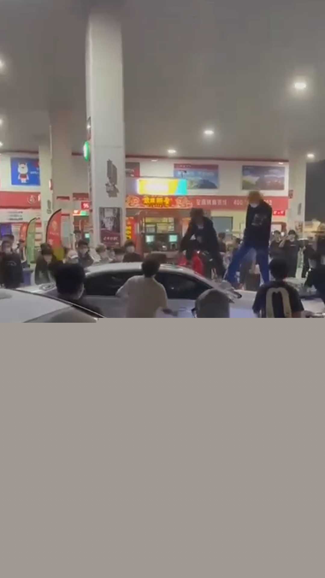 数十人持械精神小伙砸车 6