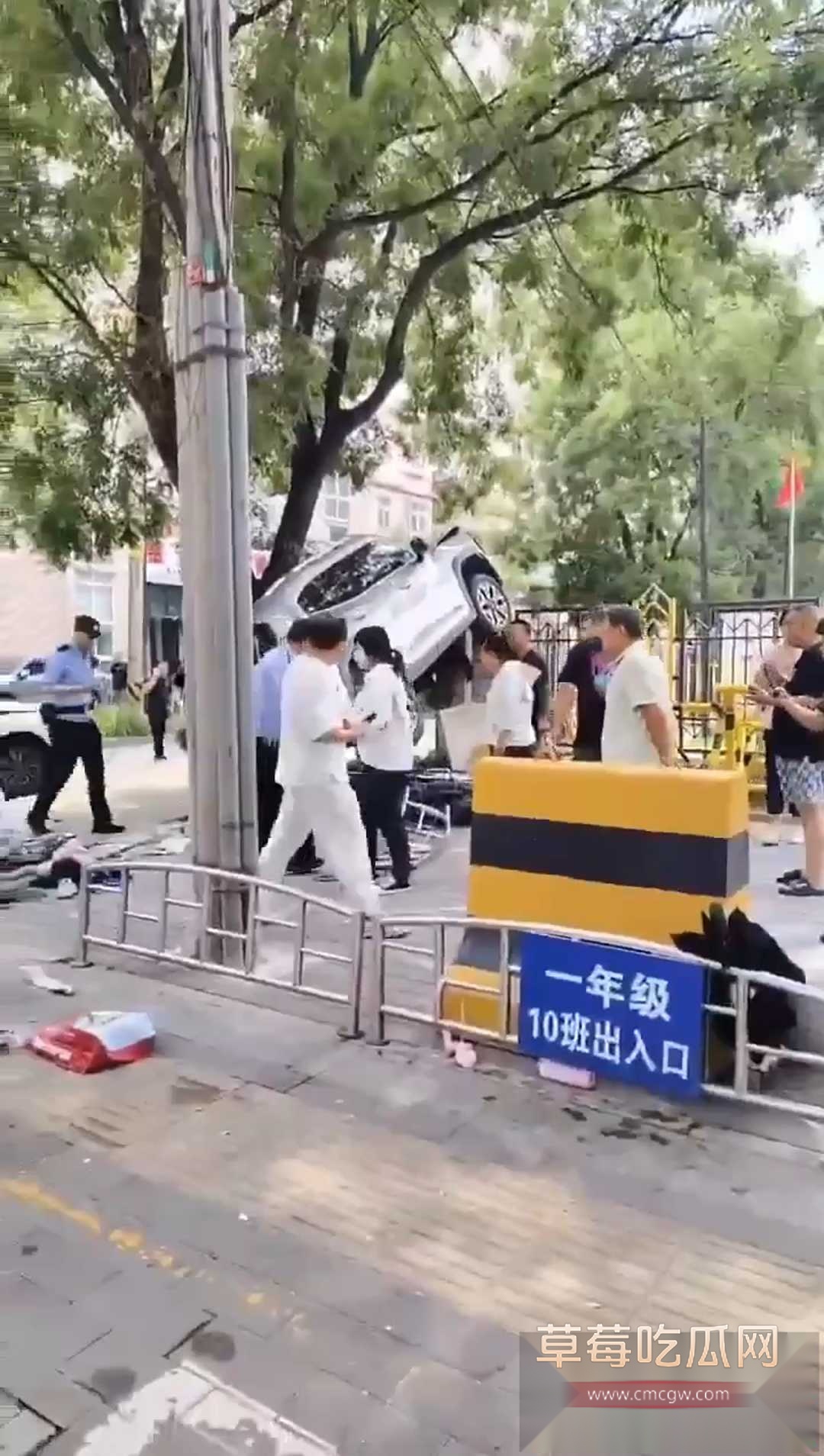 北京密云育才路与东门大街交叉口附近发生一起交通事故 4 北京密云育才路与东门大街交叉口附近发生一起交通事故 4