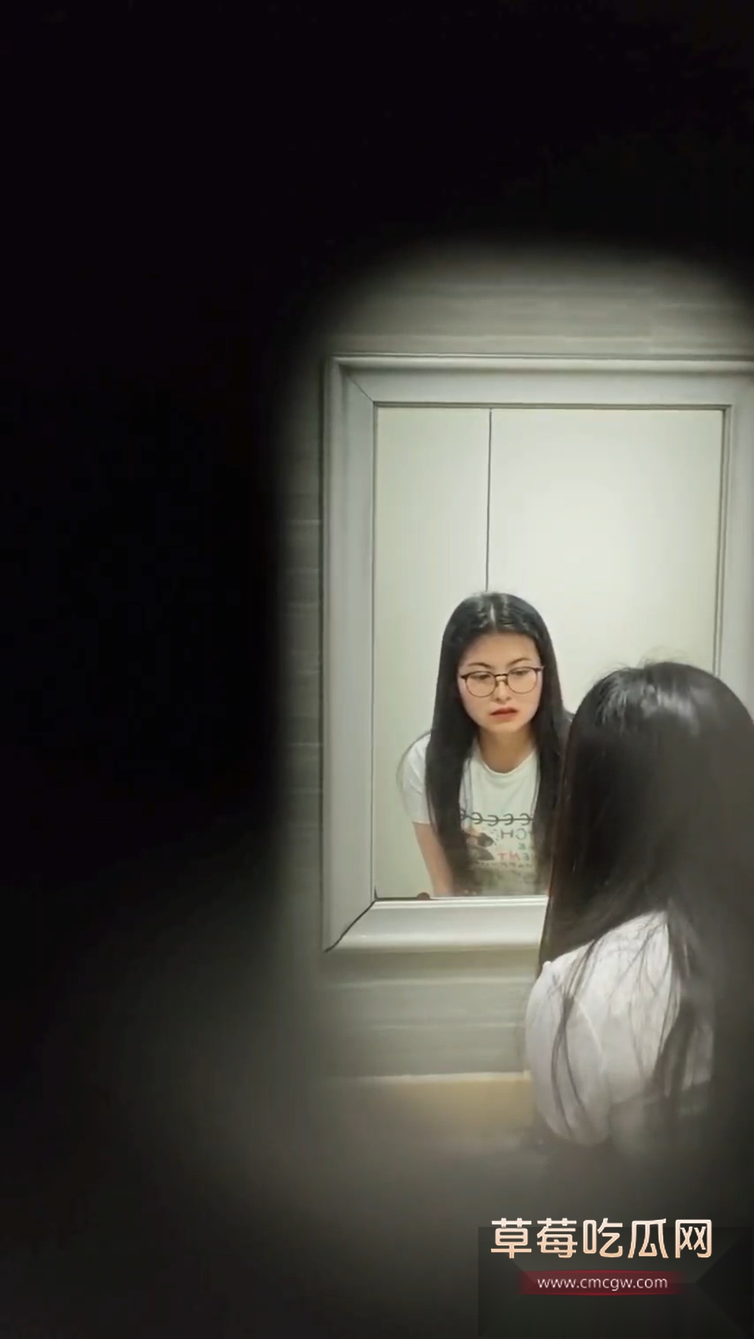 屌丝潜入高校女厕偷拍同学尿尿 2