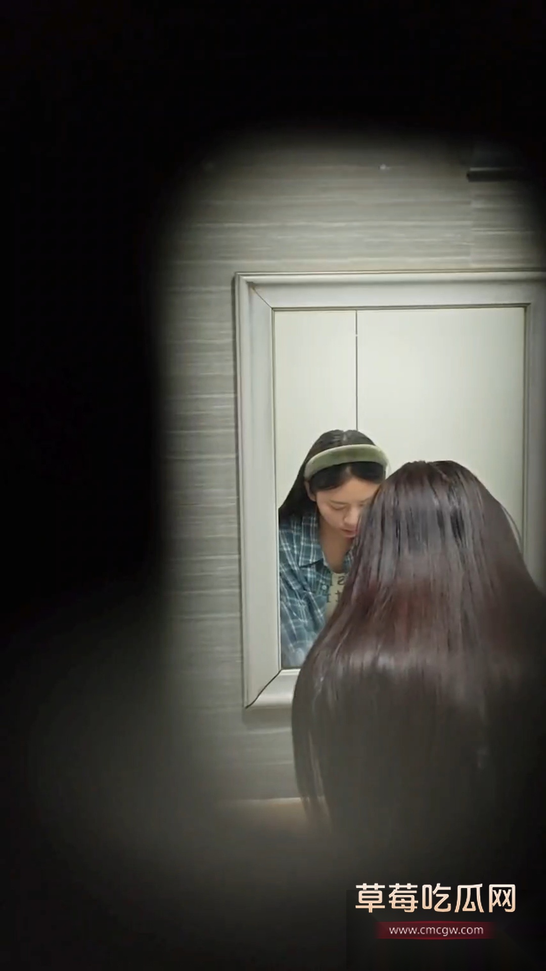 屌丝潜入高校女厕偷拍同学尿尿 3