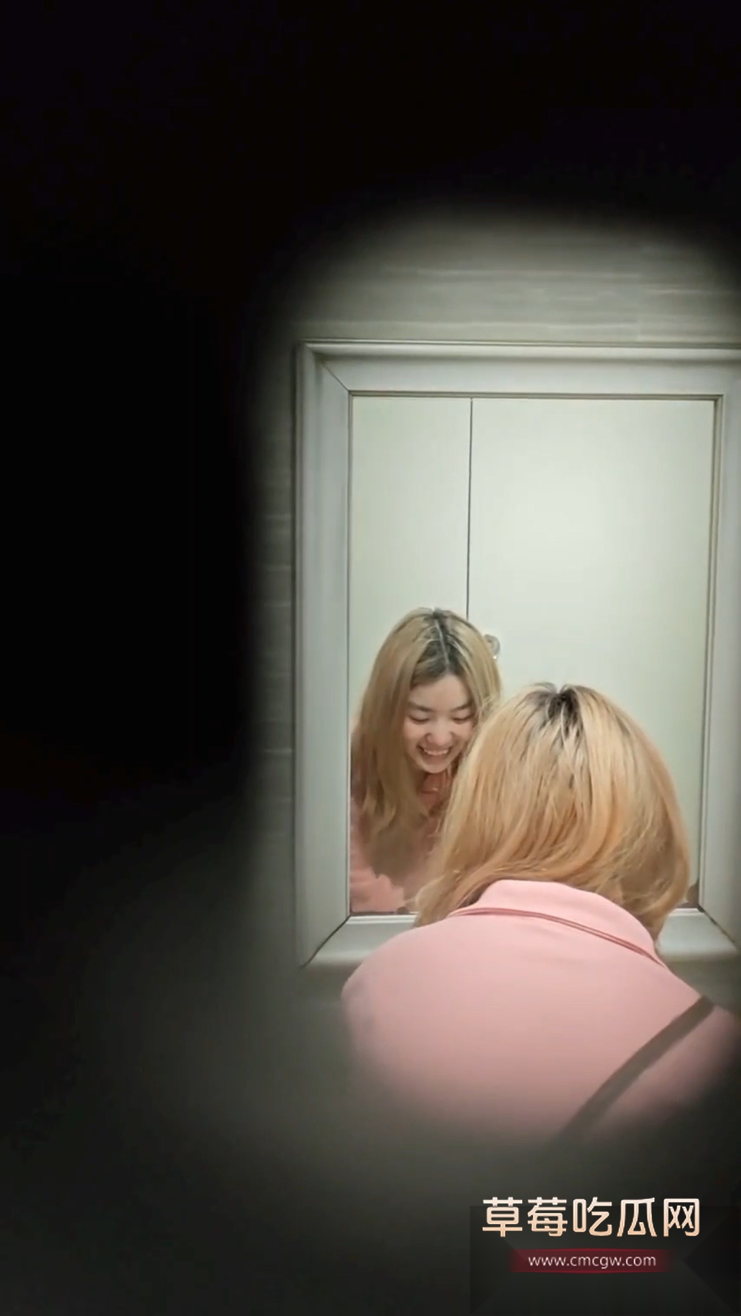 屌丝潜入高校女厕偷拍同学尿尿 4