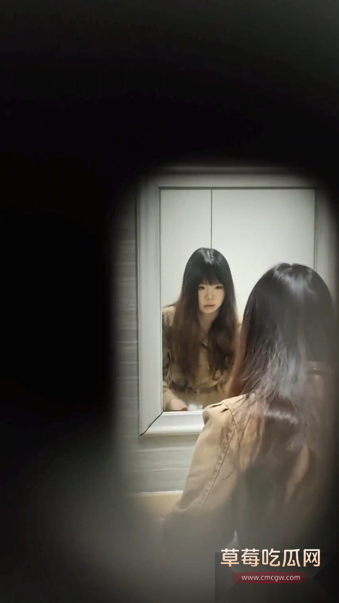 屌丝潜入高校女厕偷拍同学尿尿 5