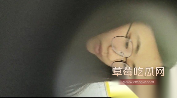 屌丝潜入高校女厕偷拍同学尿尿 6