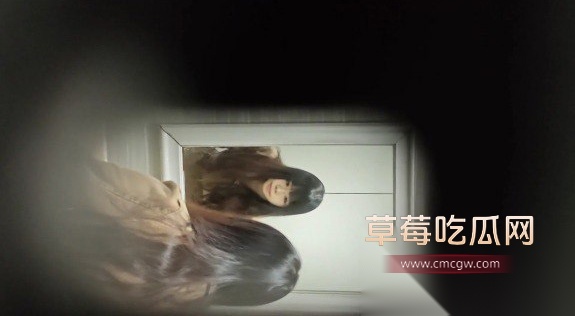 屌丝潜入高校女厕偷拍同学尿尿 9