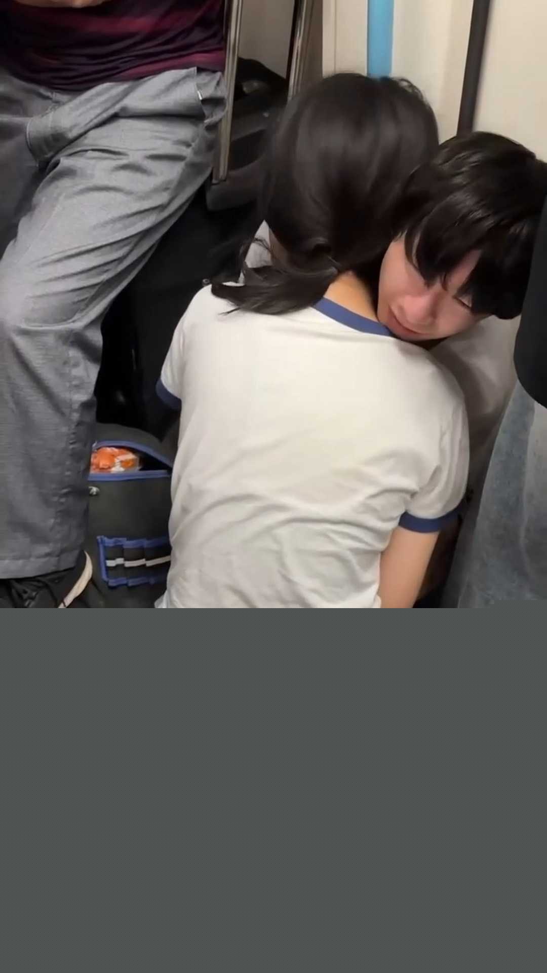 地铁激情接吻后上帮导管 1 地铁激情接吻后上帮导管 1