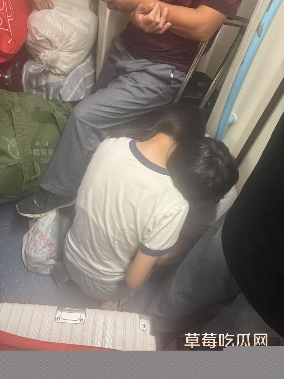 地铁激情接吻后上帮导管 2 地铁激情接吻后上帮导管 2