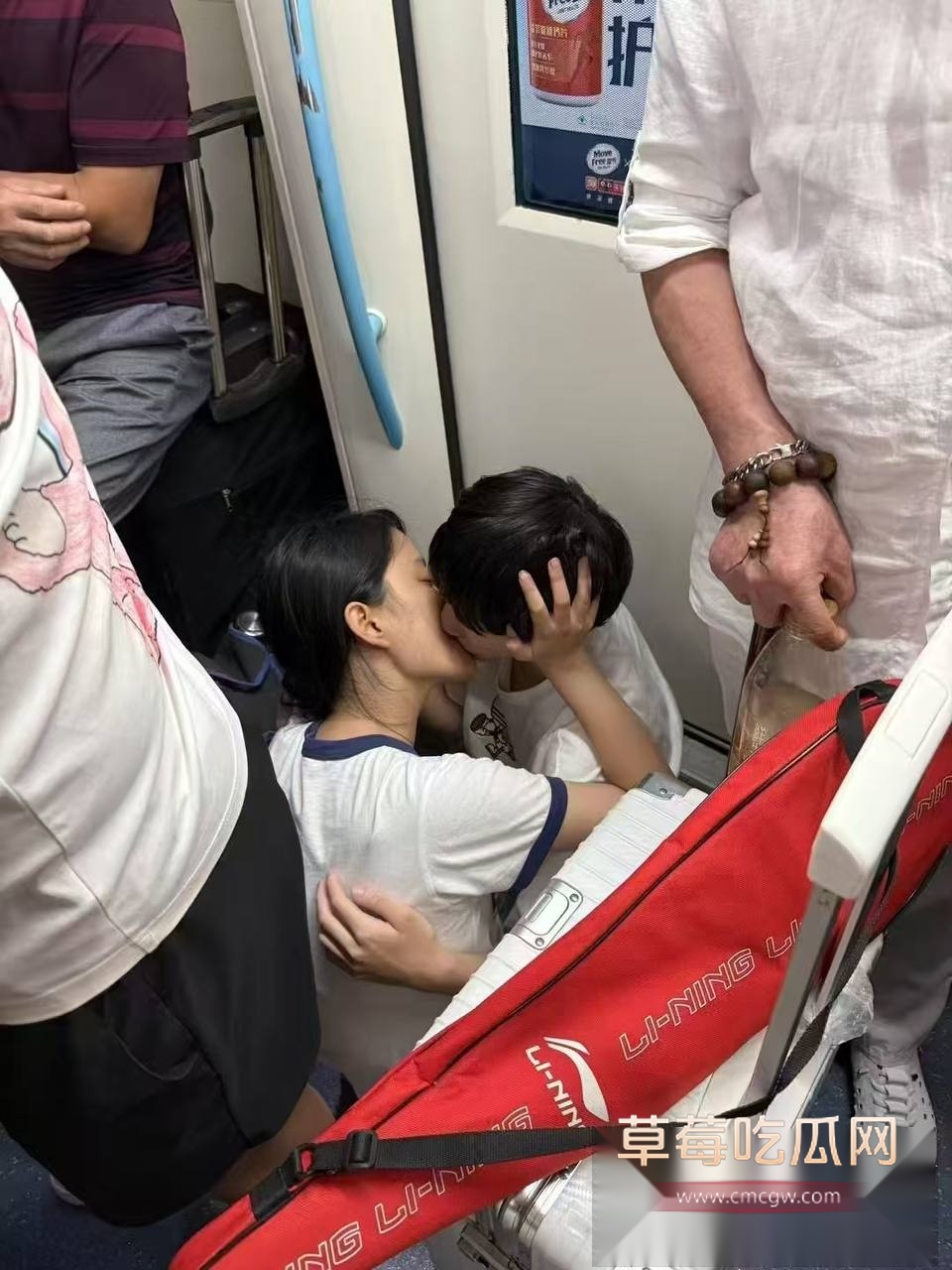 地铁激情接吻后上帮导管 4 地铁激情接吻后上帮导管 4