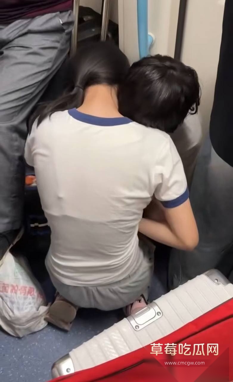 地铁激情接吻后上帮导管 6 地铁激情接吻后上帮导管 6