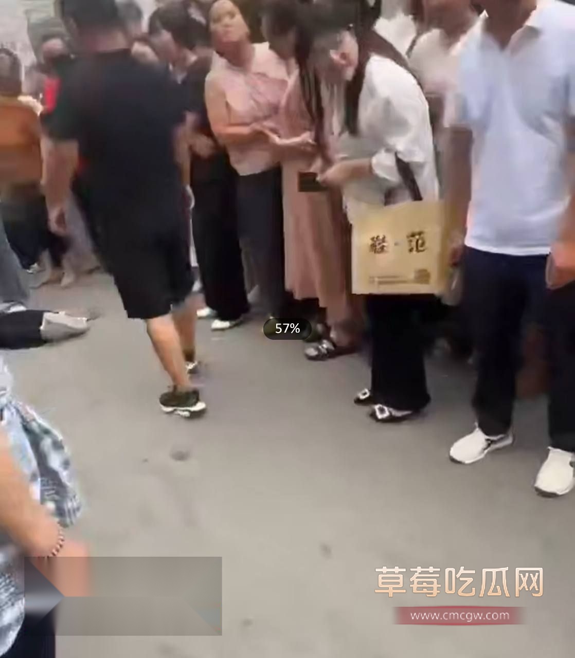 山东一女子被抓奸殴打后倒地不起1 山东一女子被抓奸殴打后倒地不起1