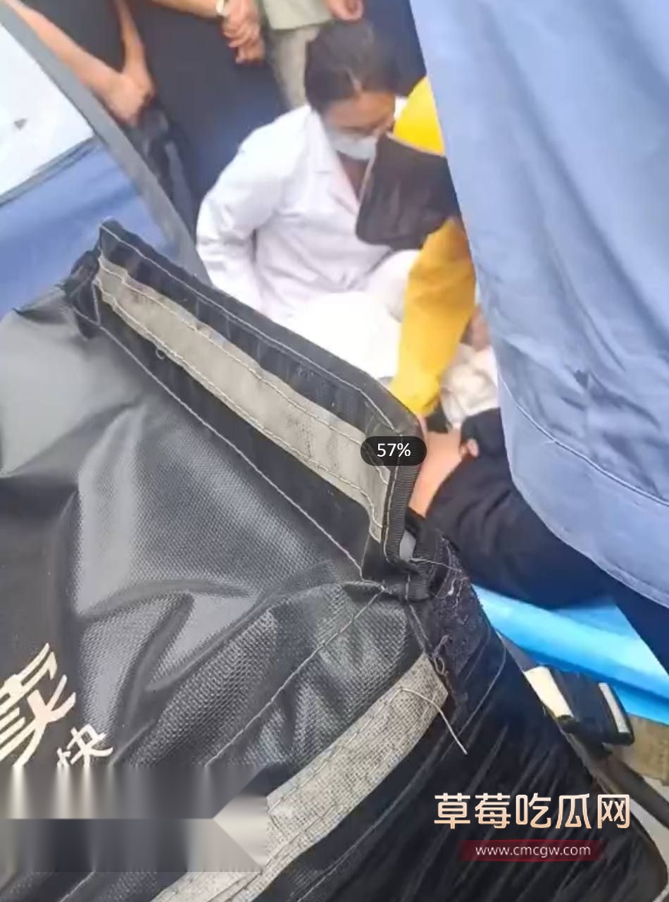 山东一女子被抓奸殴打后倒地不起2 山东一女子被抓奸殴打后倒地不起2