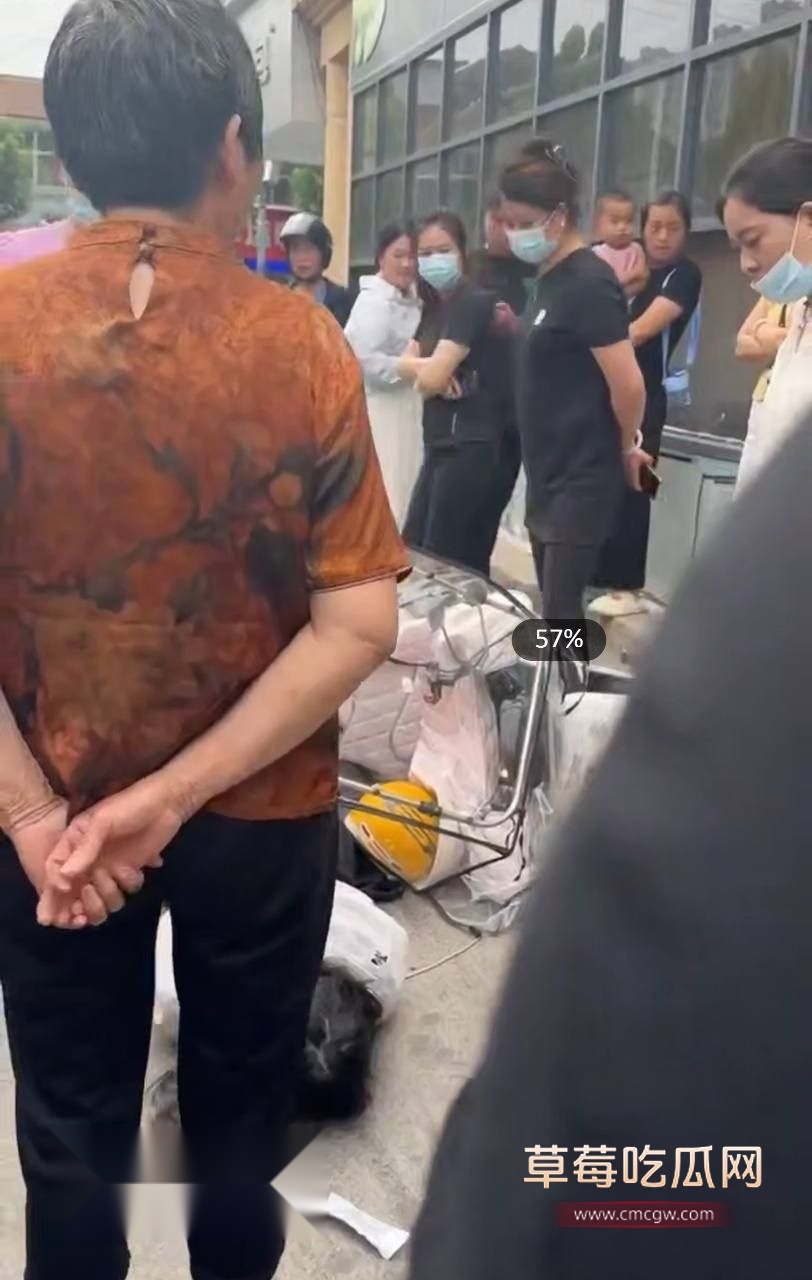 山东一女子被抓奸殴打后倒地不起3 山东一女子被抓奸殴打后倒地不起3