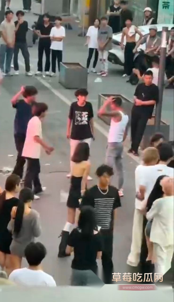 年轻人争强好胜 街头打架群殴 3 年轻人争强好胜 街头打架群殴 3