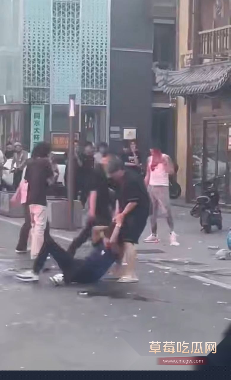 年轻人争强好胜 街头打架群殴 6 年轻人争强好胜 街头打架群殴 6