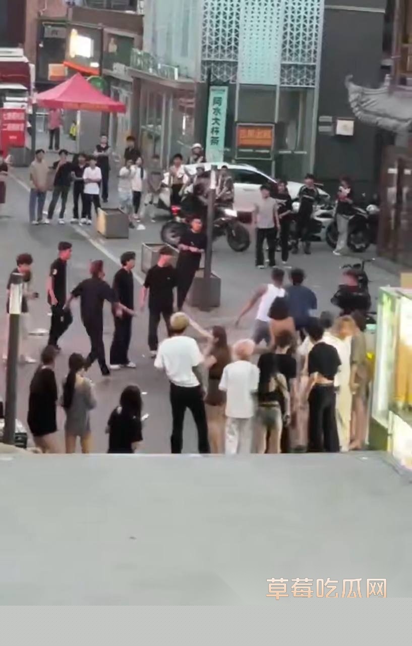 年轻人争强好胜 街头打架群殴 7 年轻人争强好胜 街头打架群殴 7