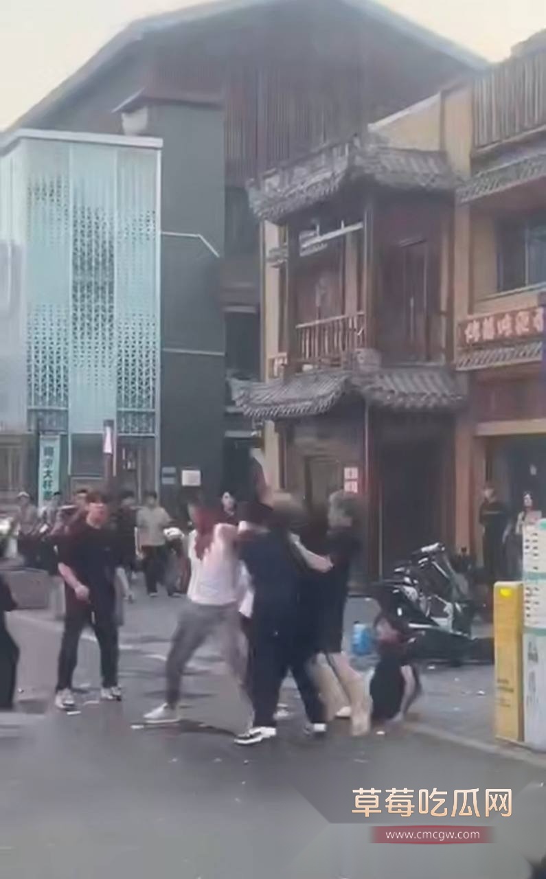 年轻人争强好胜 街头打架群殴 8 年轻人争强好胜 街头打架群殴 8