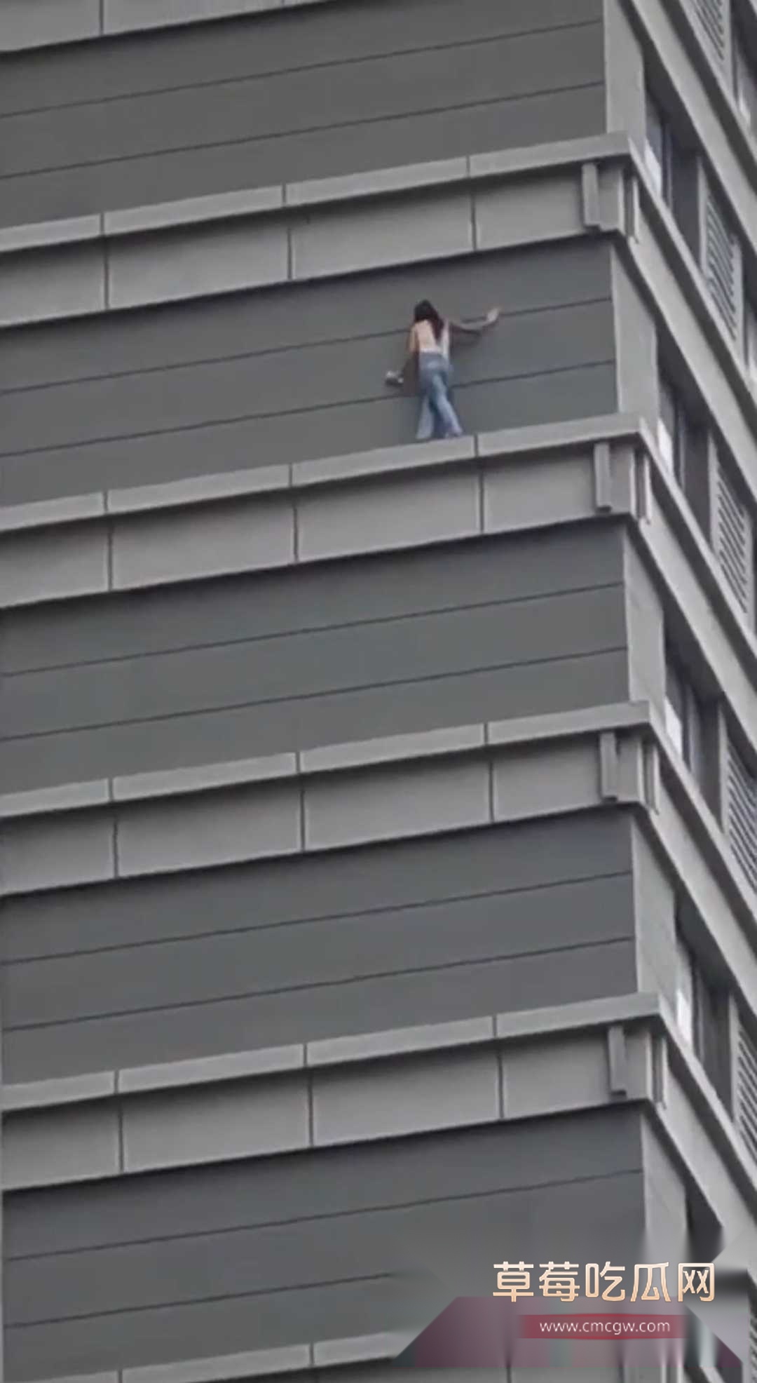 女子找刺激在100多米的窗台上漫步 2 女子找刺激在100多米的窗台上漫步 2