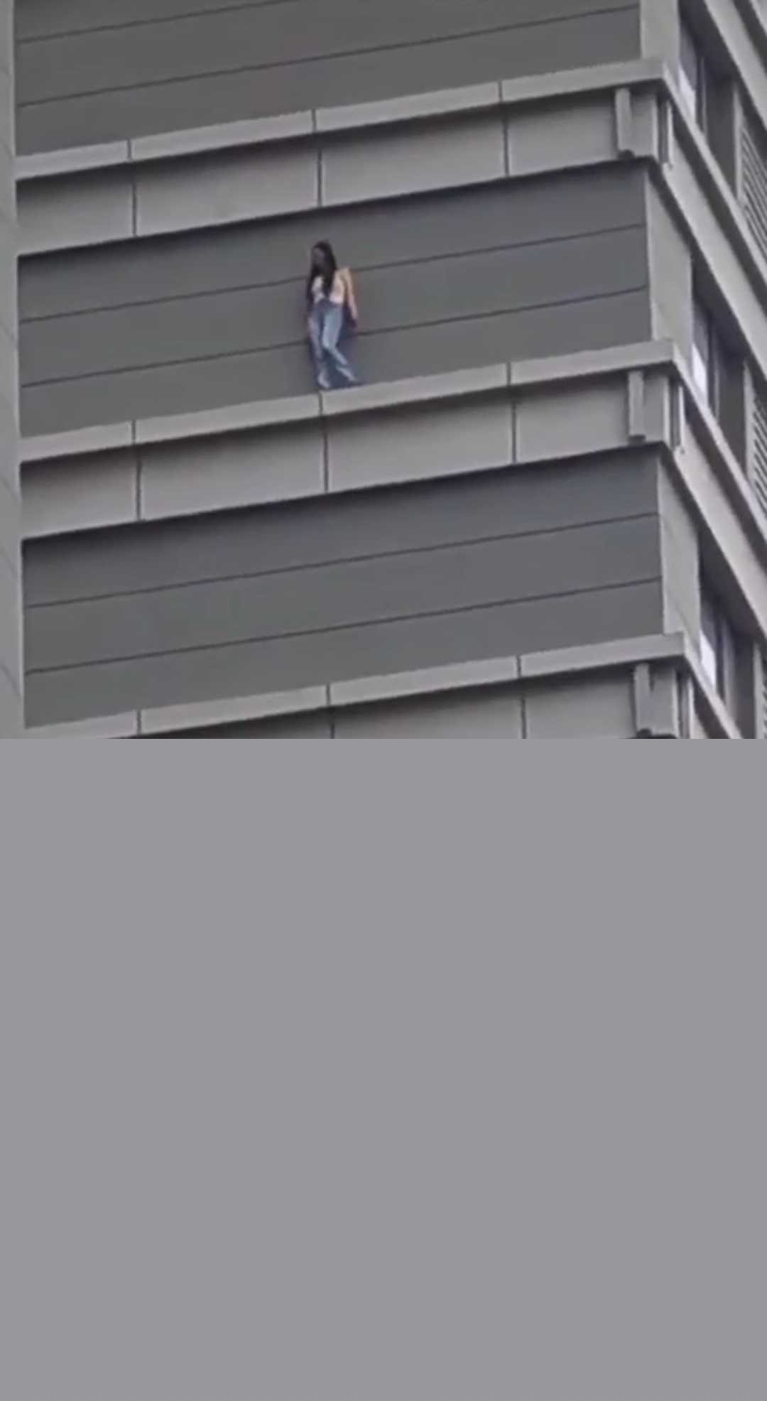 女子找刺激在100多米的窗台上漫步 3 女子找刺激在100多米的窗台上漫步 3