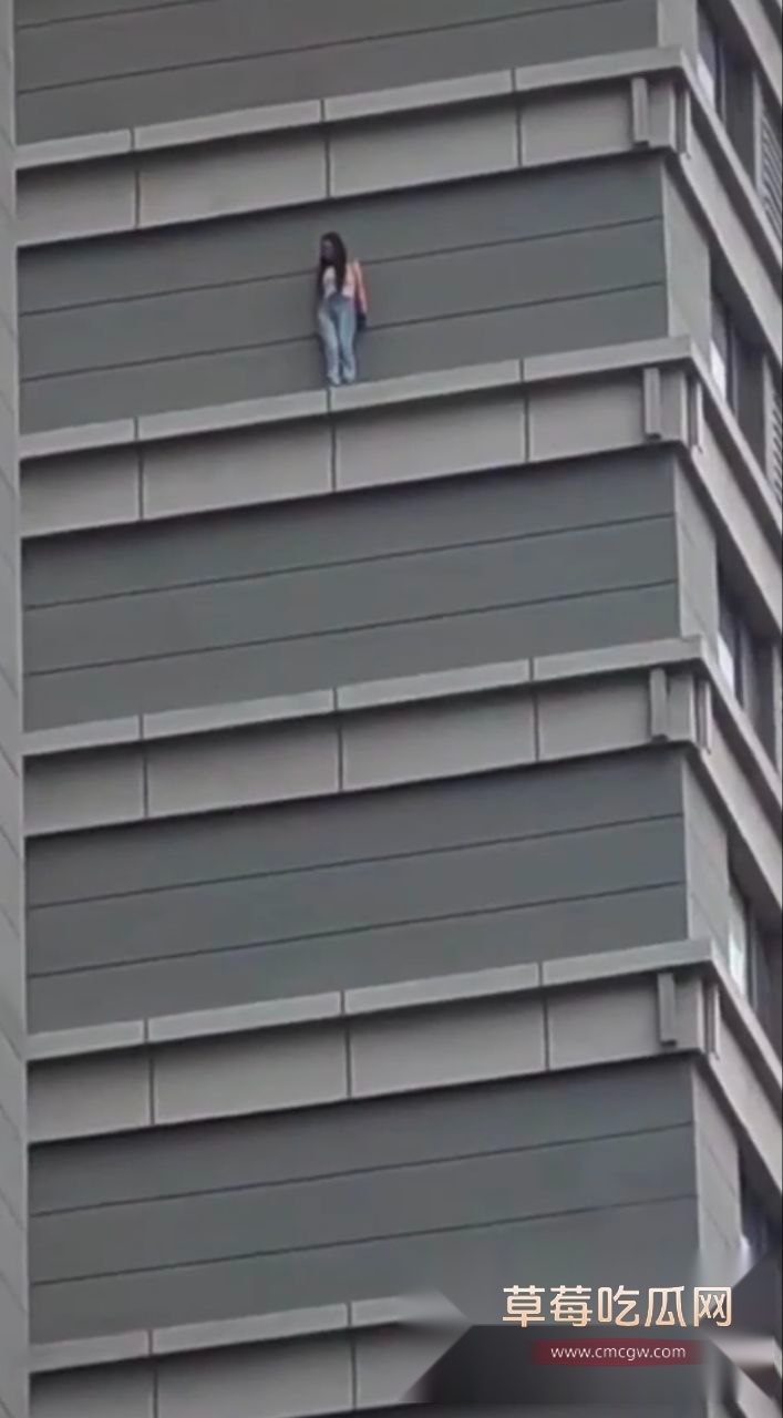 女子找刺激在100多米的窗台上漫步 4 女子找刺激在100多米的窗台上漫步 4