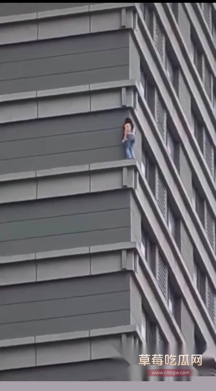 女子找刺激在100多米的窗台上漫步 5 女子找刺激在100多米的窗台上漫步 5