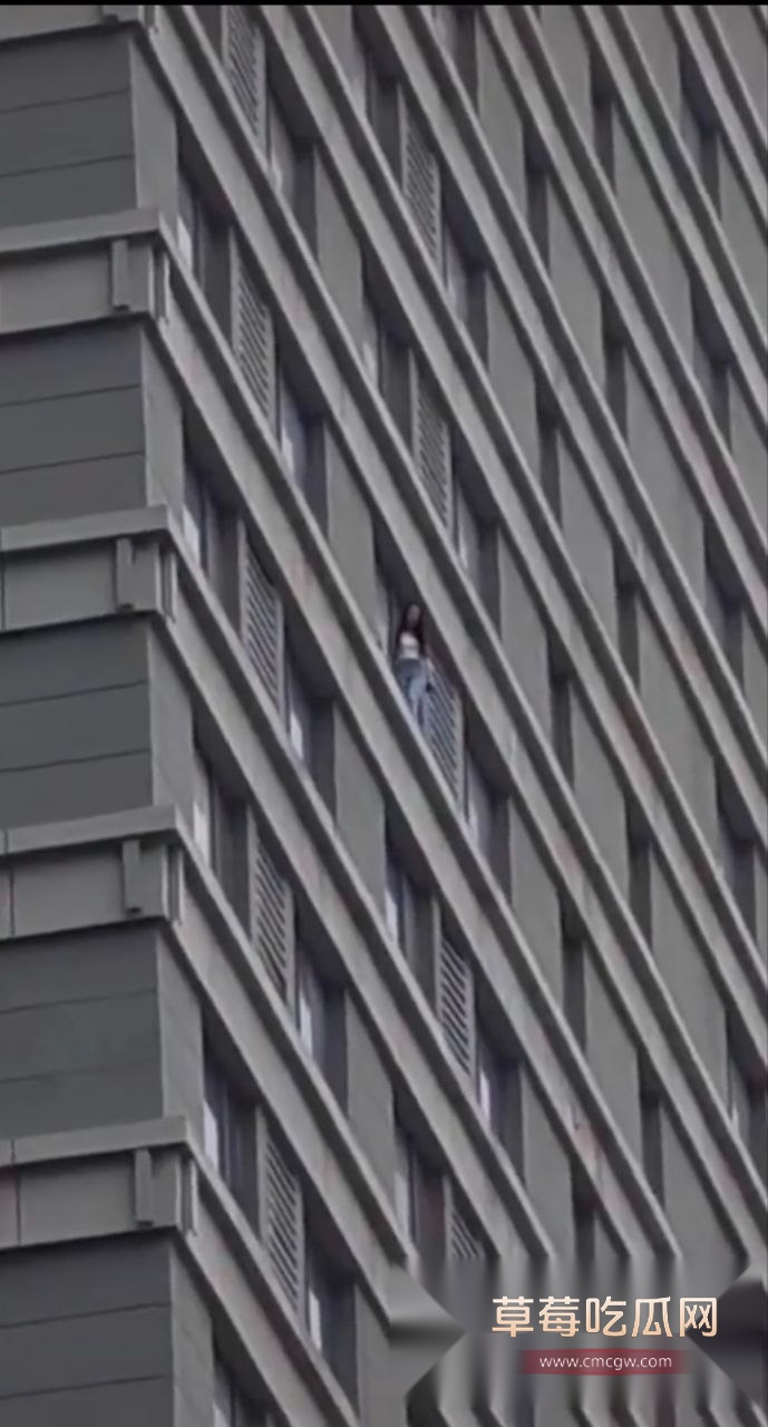 女子找刺激在100多米的窗台上漫步 6 女子找刺激在100多米的窗台上漫步 6