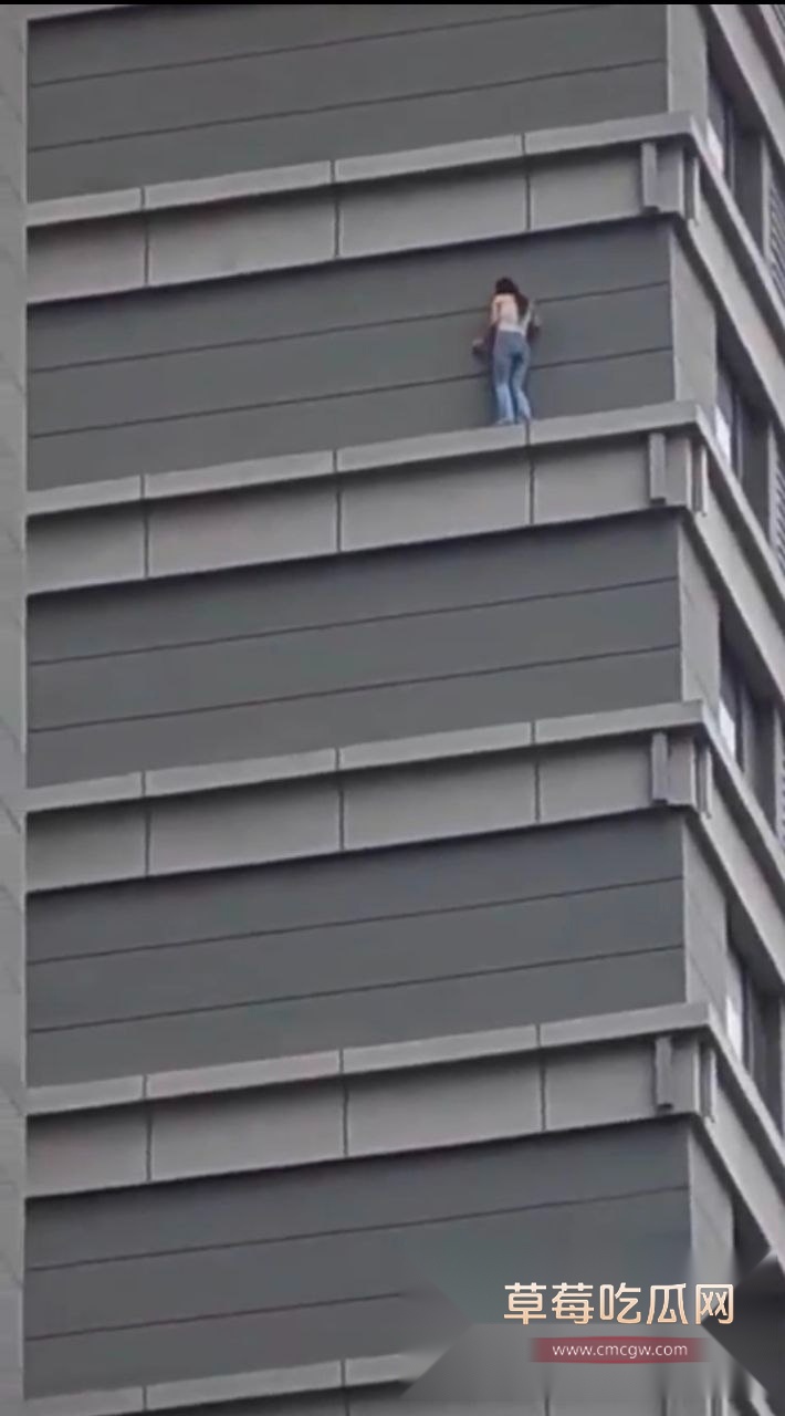 女子找刺激在100多米的窗台上漫步 8 女子找刺激在100多米的窗台上漫步 8