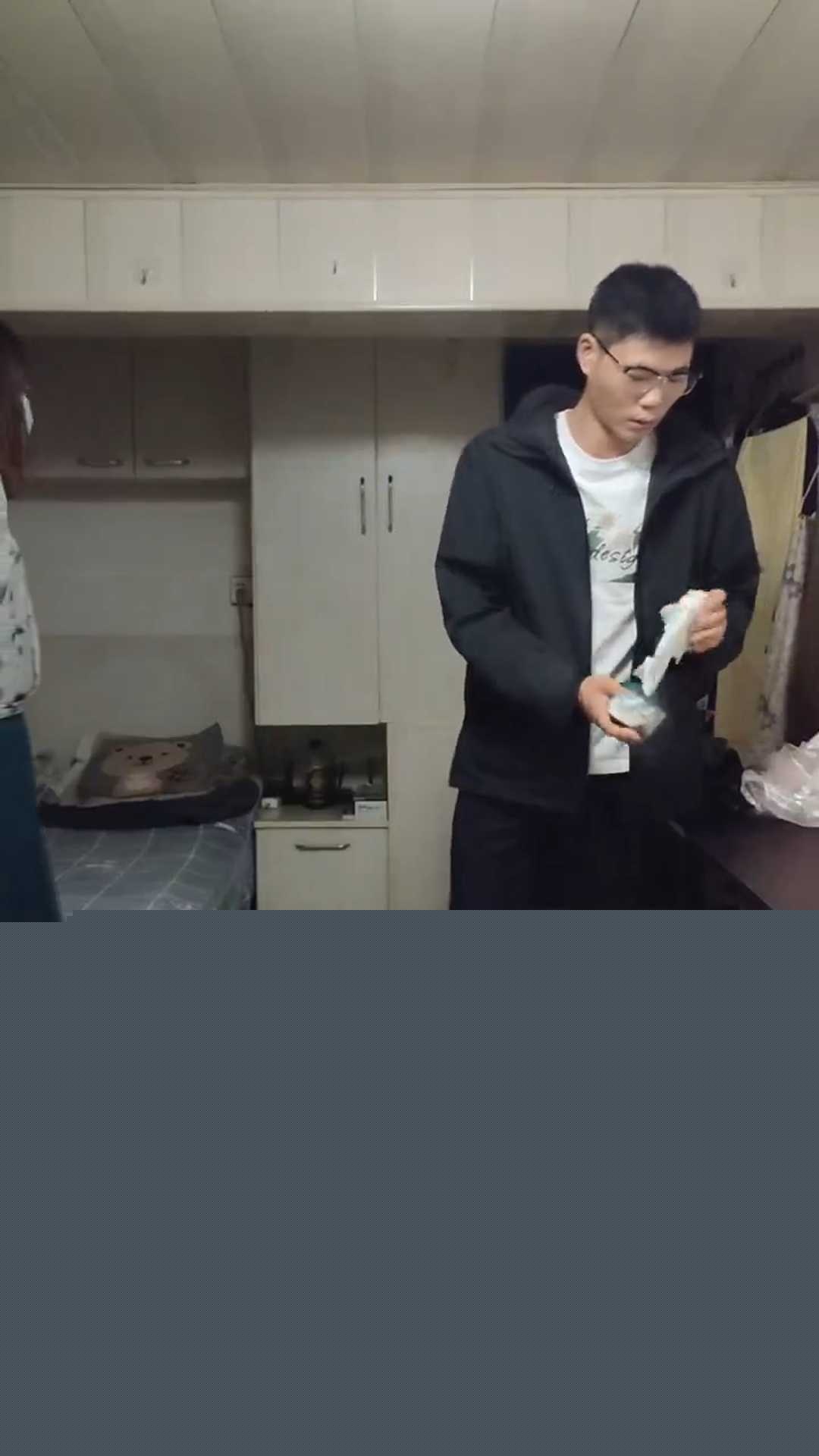 南京红姐事件千部曲挑选之腼腆东张西望眼镜哥 6