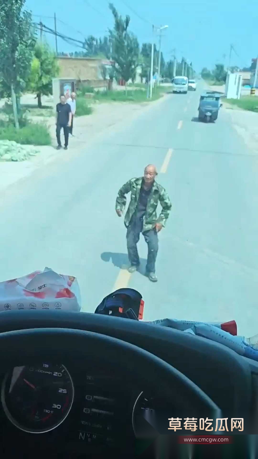 内蒙包头大爷碰瓷全过程 1 内蒙包头大爷碰瓷全过程 1