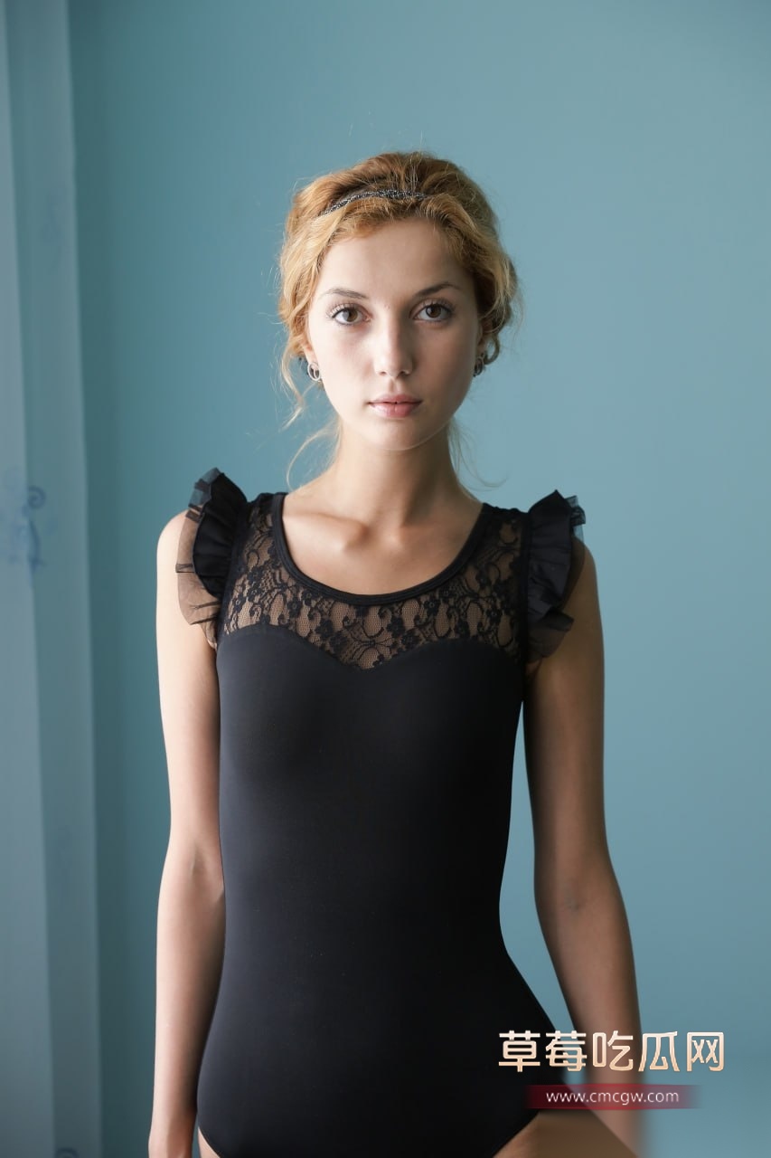 欧美白皙苗条身材妹子 8