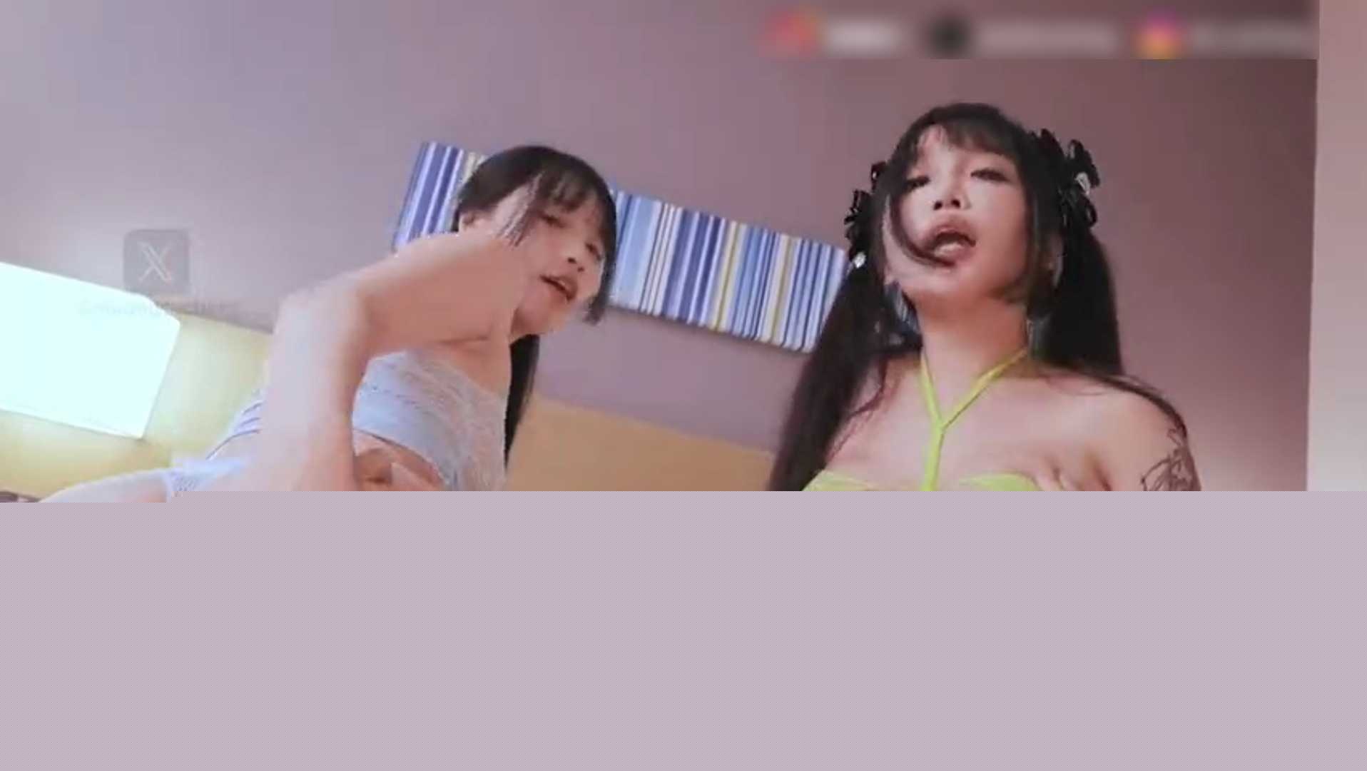 与闺密舔肉棒降欲火联手榨干精液 3